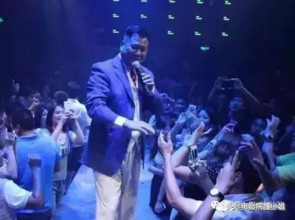 56岁患癌63岁落魄,两娱乐圈边缘人提名金像奖,和周星驰都有交集
