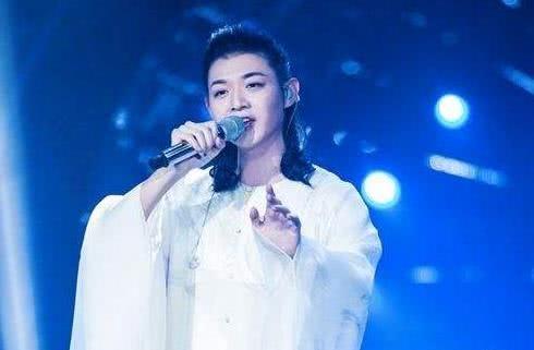 霍尊素颜照曝光,“美男子”人设崩塌,甚至被网友们怀疑性别!