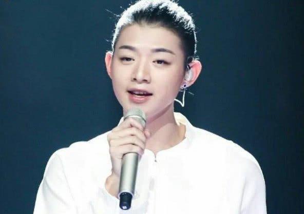 霍尊素颜照曝光,“美男子”人设崩塌,甚至被网友们怀疑性别!
