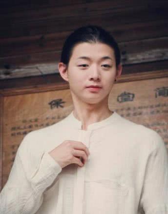 霍尊素颜照曝光,“美男子”人设崩塌,甚至被网友们怀疑性别!