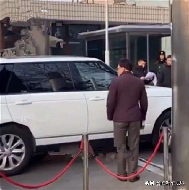 21岁王俊凯开380万豪车现身,网友:这年头谁进娱乐圈都暴富