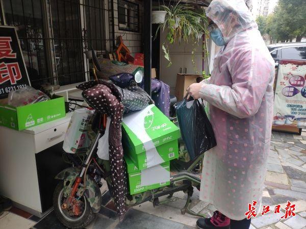 打印店义务跑腿送资料,助500多名学生家中开学
