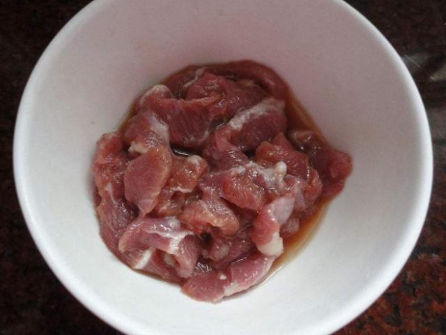 炒猪肉时先放盐还是先放酱油，做对这一步，猪肉又鲜又嫩还下饭