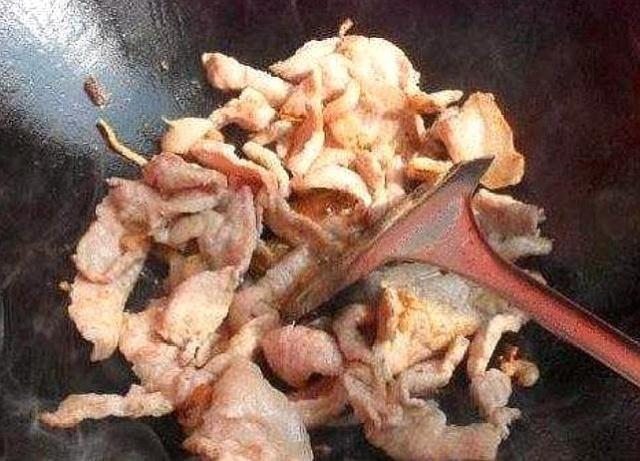 炒猪肉时先放盐还是先放酱油,做对这一步,猪肉又鲜又嫩还下饭