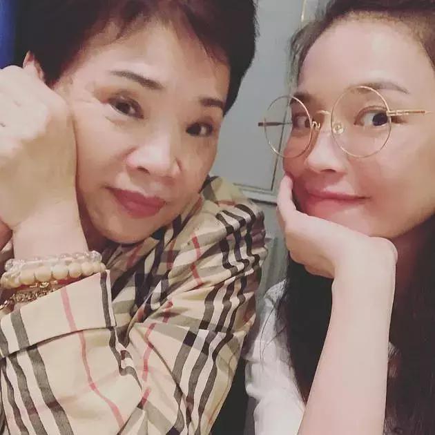 明星与父母合照,肖战妈妈好可爱,林俊杰的爸爸太酷了
