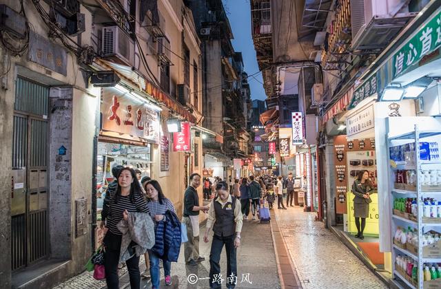 中国最热闹的旅游手信街,牛肉干和饼类免费品尝,就在澳门