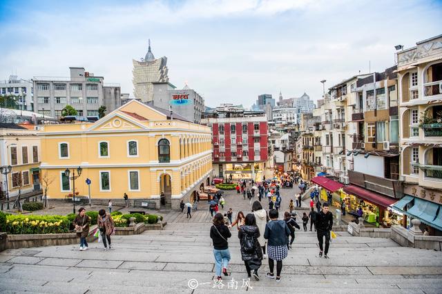 中国最热闹的旅游手信街,牛肉干和饼类免费品尝,就在澳门