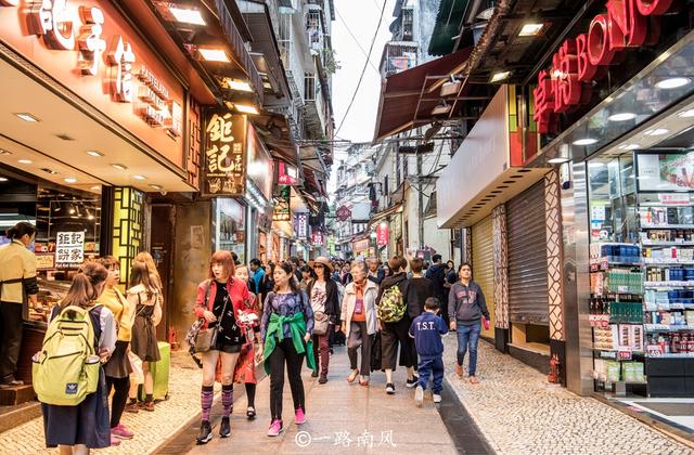 中国最热闹的旅游手信街，牛肉干和饼类免费品尝，就在澳门