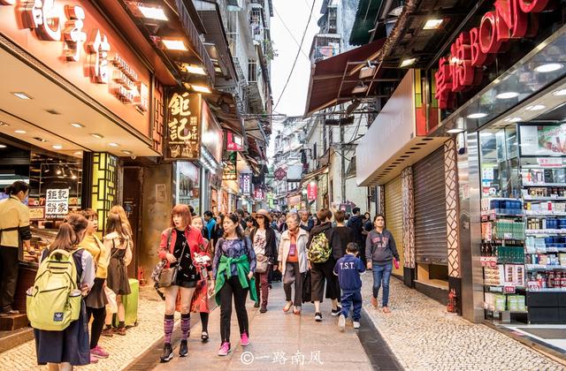 中国最热闹的旅游手信街,牛肉干和饼类免费品尝,就在澳门