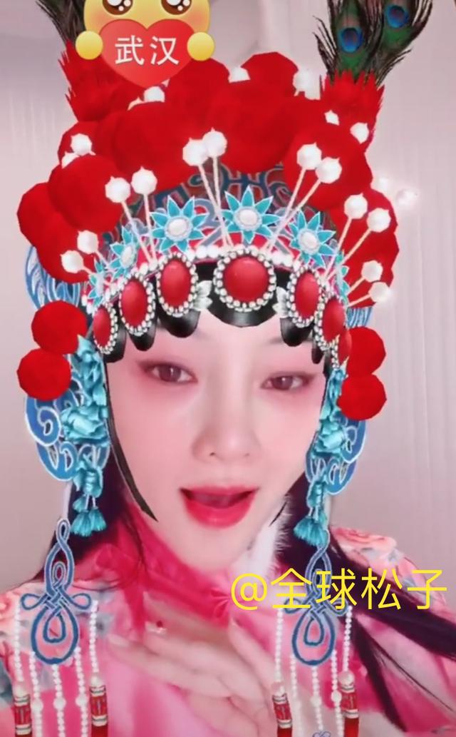 在家闷坏了？李小璐连续回复37位网友，自嘲“活跃的像个假号”