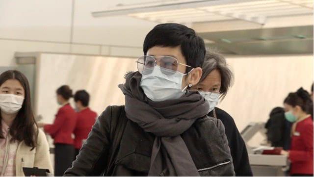 吴君如一家外出游玩,54岁热情好客状态好,陈可辛一头白发太抢镜