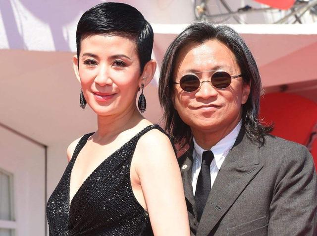 吴君如一家外出游玩,54岁热情好客状态好,陈可辛一头白发太抢镜