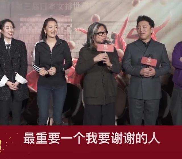 吴君如一家外出游玩,54岁热情好客状态好,陈可辛一头白发太抢镜