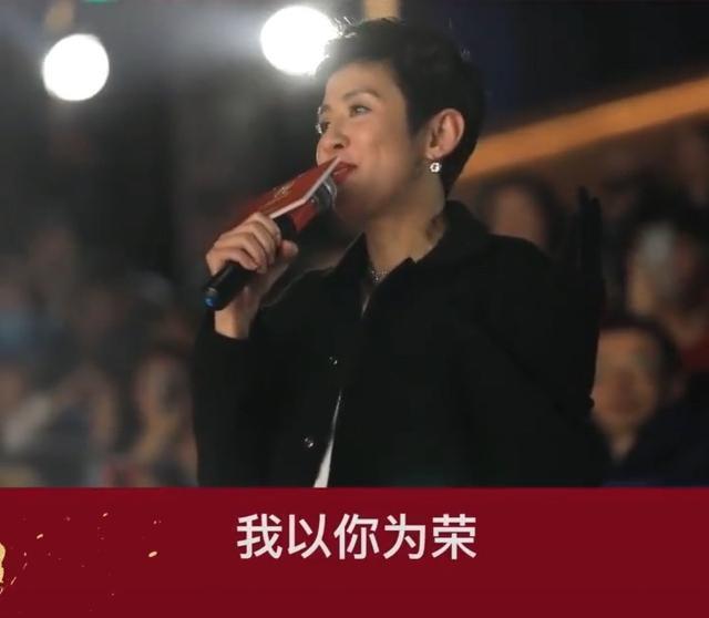 吴君如一家外出游玩,54岁热情好客状态好,陈可辛一头白发太抢镜