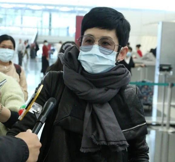 吴君如一家外出游玩,54岁热情好客状态好,陈可辛一头白发太抢镜