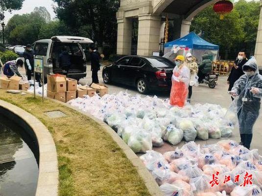 武汉各大零售商进社区,集中配置生活必需品