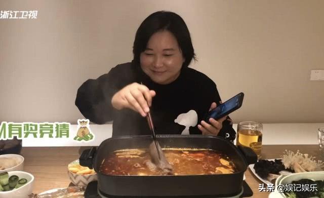 关晓彤在家里做运动,小秀腹肌,穿“亮面健身裤”出镜太任性