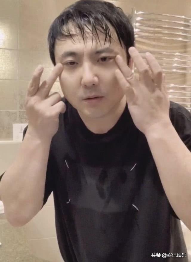 关晓彤在家里做运动,小秀腹肌,穿“亮面健身裤”出镜太任性