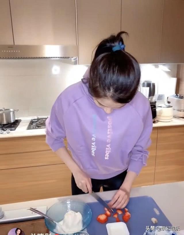 关晓彤在家里做运动,小秀腹肌,穿“亮面健身裤”出镜太任性