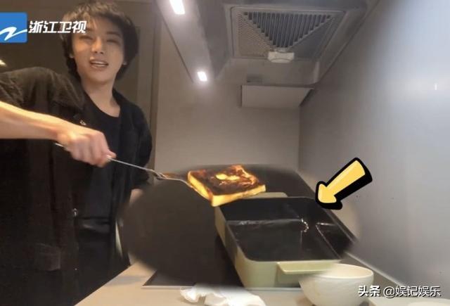 关晓彤在家里做运动,小秀腹肌,穿“亮面健身裤”出镜太任性