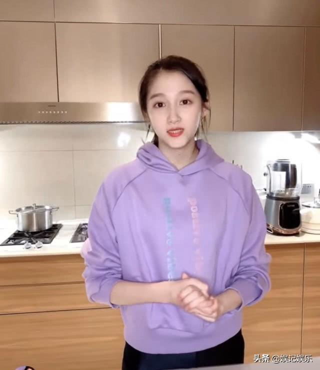 关晓彤在家里做运动,小秀腹肌,穿“亮面健身裤”出镜太任性