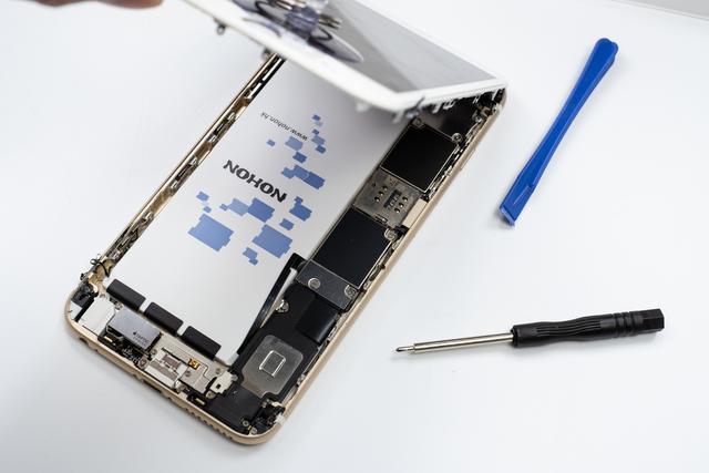 为了让5年前的iPhone 6s Plus恢复续航，如何选择更换电池呢？