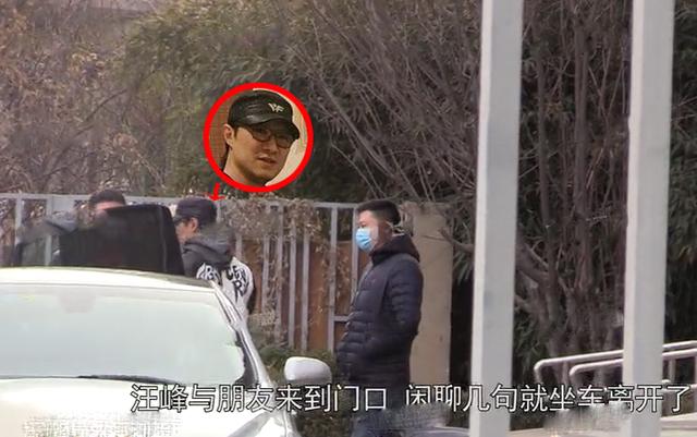 汪峰再度现身月子中心探望章子怡,手抱两束玫瑰好浪漫