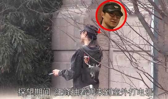 汪峰再度现身月子中心探望章子怡,手抱两束玫瑰好浪漫