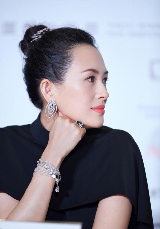 汪峰再度现身月子中心探望章子怡,手抱两束玫瑰好浪漫