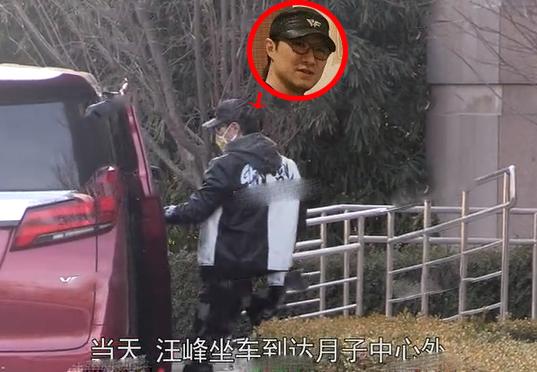 汪峰再度现身月子中心探望章子怡,手抱两束玫瑰好浪漫
