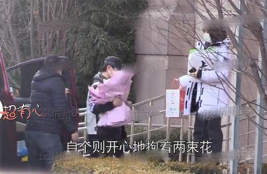 汪峰再度现身月子中心探望章子怡,手抱两束玫瑰好浪漫