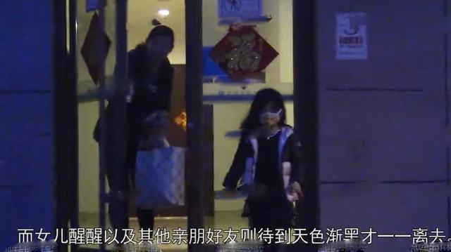 汪峰再度现身月子中心探望章子怡,手抱两束玫瑰好浪漫