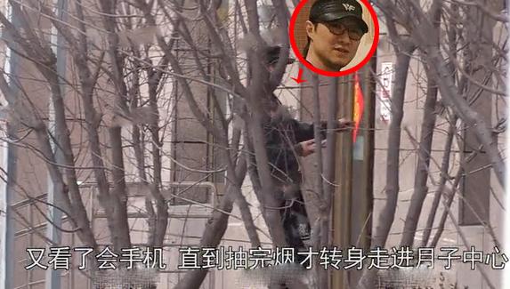 汪峰再度现身月子中心探望章子怡,手抱两束玫瑰好浪漫