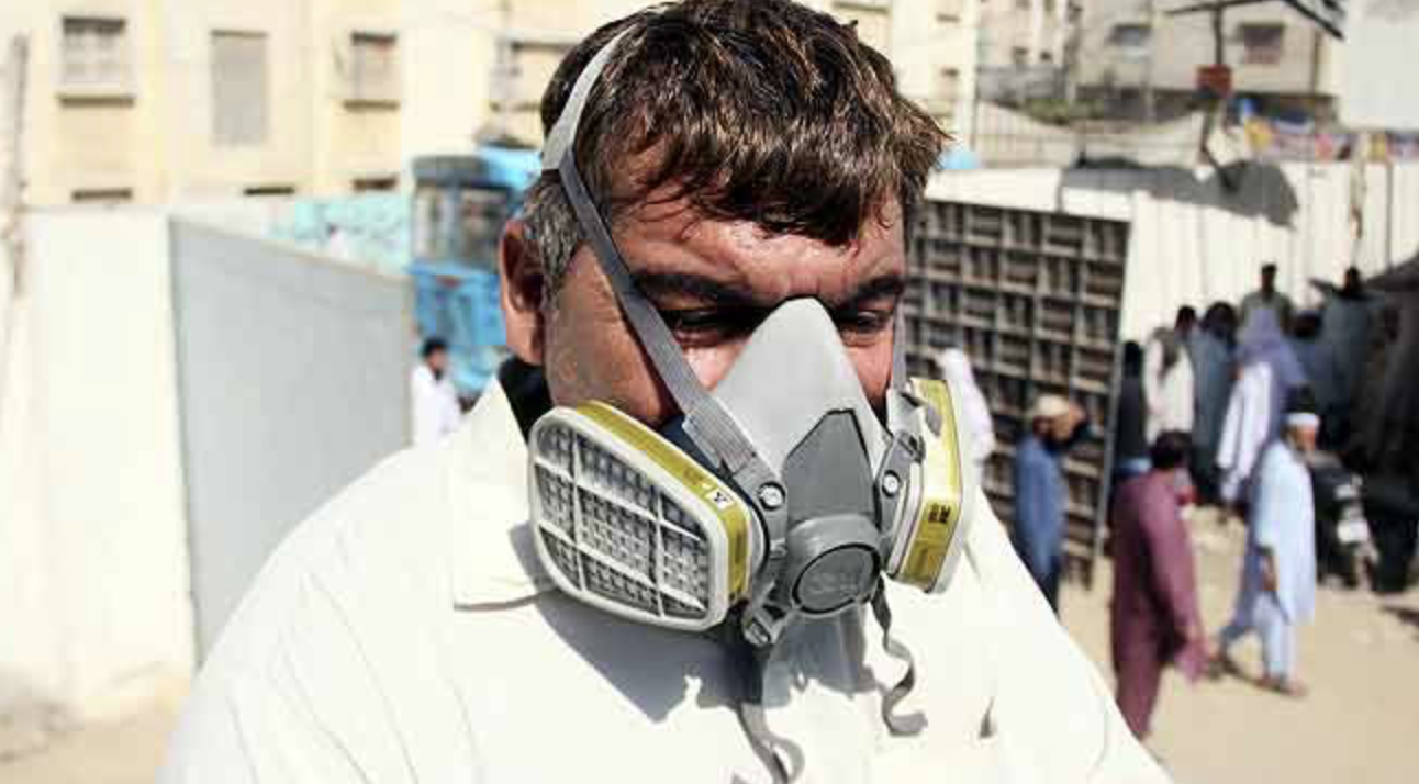 巴基斯坦卡拉奇市的居民为防止吸入有毒气体而佩戴口罩。巴基斯坦《国际新闻报》截图