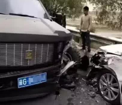 400万乔治巴顿撞上起亚K3,双方一看车损,起亚车主乐了