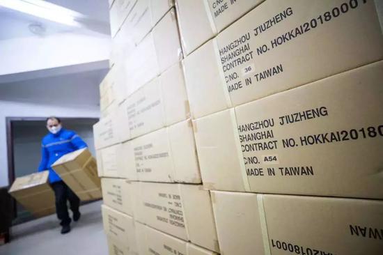 图片引自公众号‘卖家’:《他拉着10万只口罩,开往已经封城的武汉》