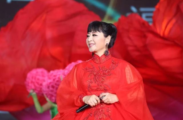 国家一级演员殷秀梅，结婚当天就决定离婚，二婚嫁贵族64岁无孩子