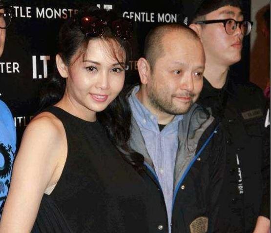 商业危机?港媒曝谢霆锋旗下曲奇门店全撤走,本尊现身一脸严肃