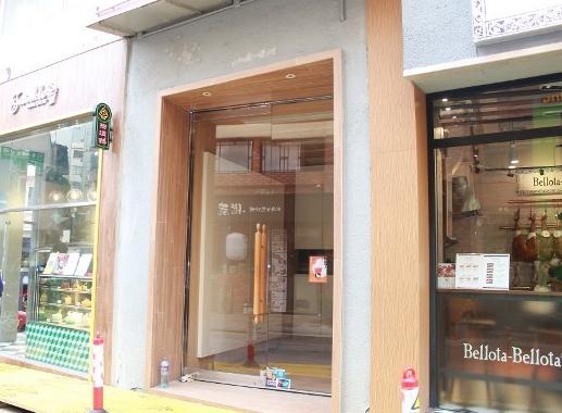 商业危机?港媒曝谢霆锋旗下曲奇门店全撤走,本尊现身一脸严肃