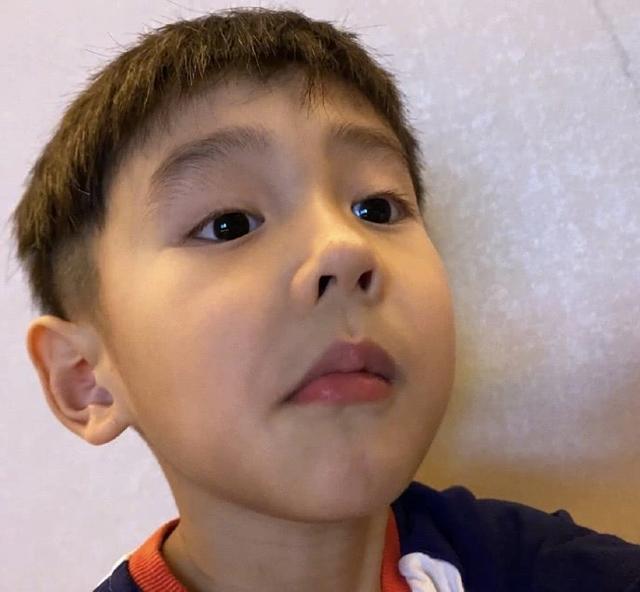 李晨无聊到给儿子剃头,侧颜有帅哥模样,网友:想不到娃这么大了