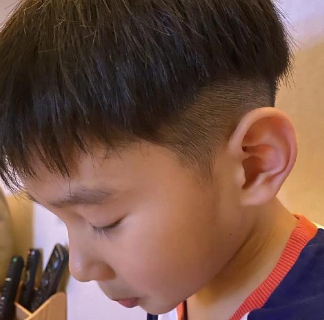 李晨无聊到给儿子剃头,侧颜有帅哥模样,网友:想不到娃这么大了