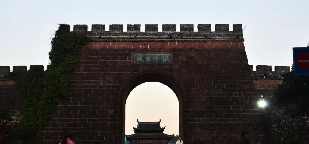 安徽与浙江交界有个县城，距今2000多年历史，是国家历史文化名城