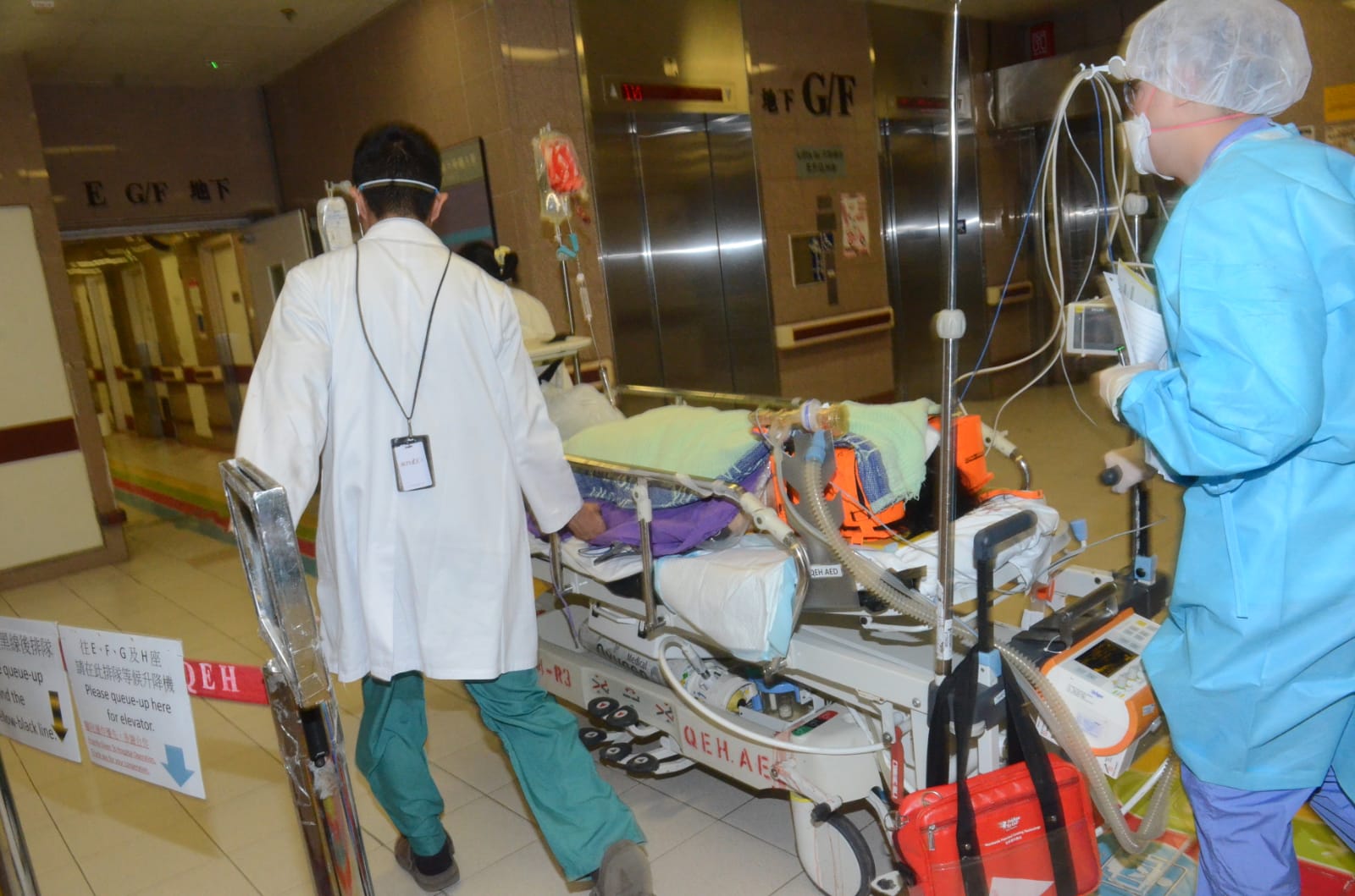 女子被送往医院（图源：香港《头条日报》）