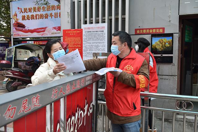 求索街道天灯社区：党员化身“打印员”复习资料送上门