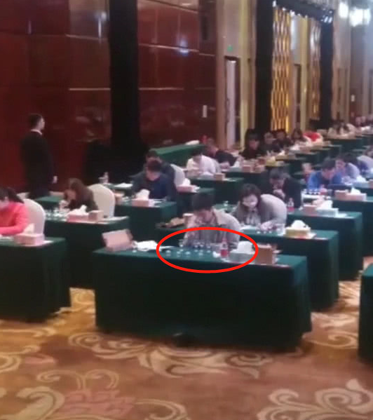 “奇葩”考试,考生考场喝白酒?网友:考完怕是要扶着出来