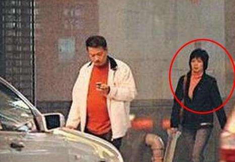 67岁吴孟达3婚5子,每月花销百万,曾被砸500万,要他搞定周润发
