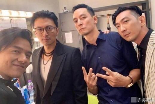 45岁冯德伦罕有现身菜市场帮舒淇跑腿,打扮随意男神气质全无