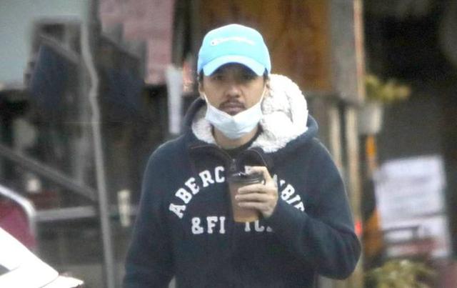 45岁冯德伦罕有现身菜市场帮舒淇跑腿,打扮随意男神气质全无