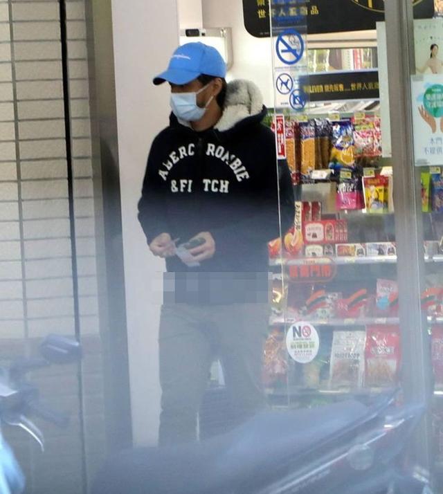45岁冯德伦罕有现身菜市场帮舒淇跑腿,打扮随意男神气质全无