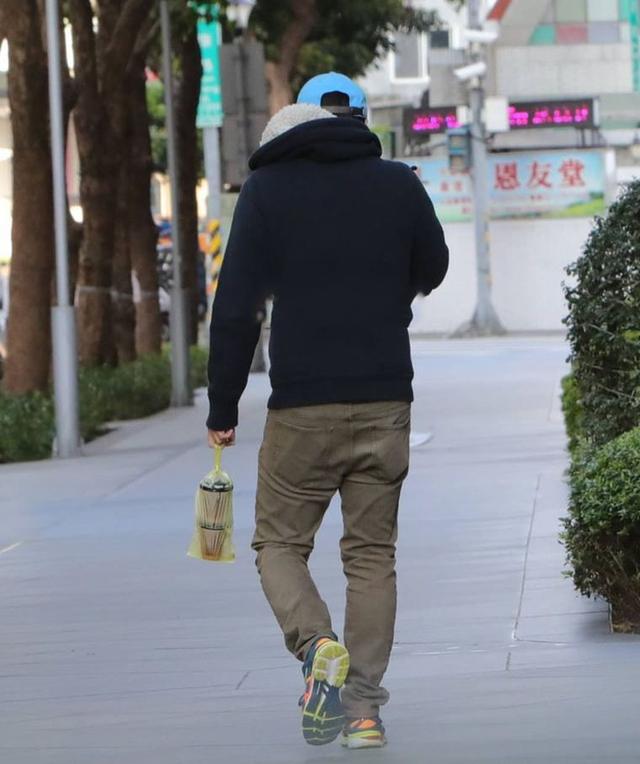 45岁冯德伦罕有现身菜市场帮舒淇跑腿,打扮随意男神气质全无